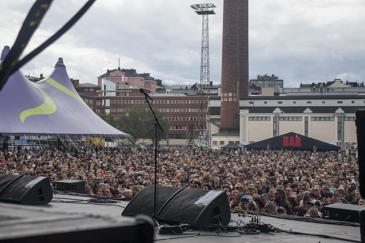 Rolê solo: como ir sozinho à balada ou ao festival e aproveitar